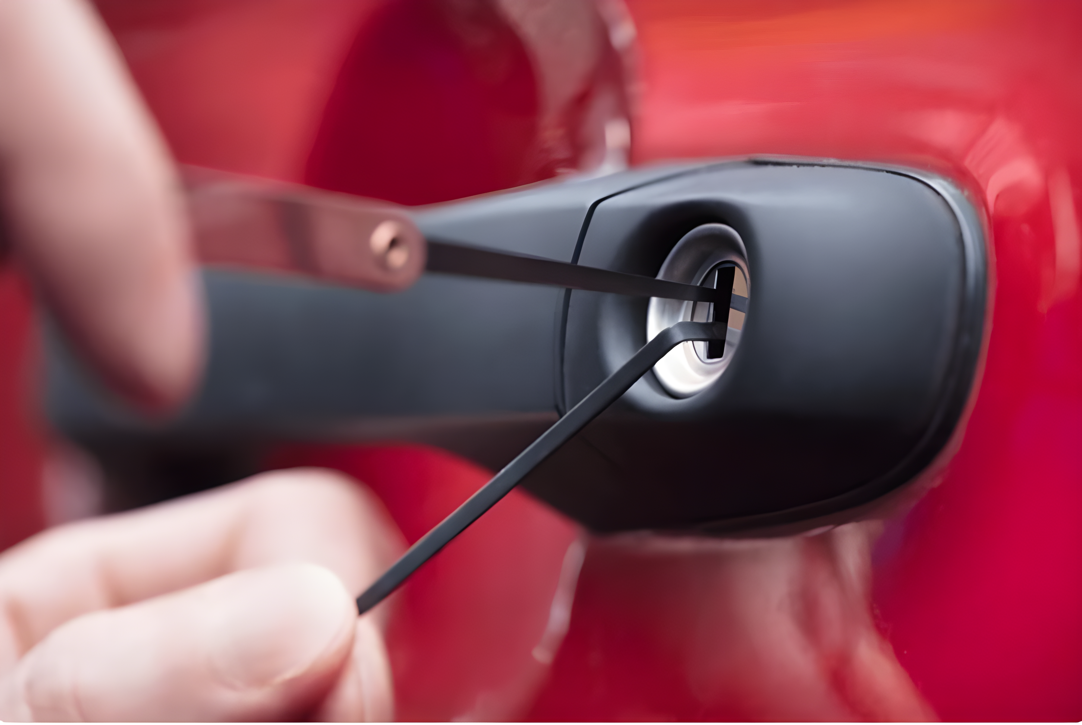 car_locksmith_opening_car